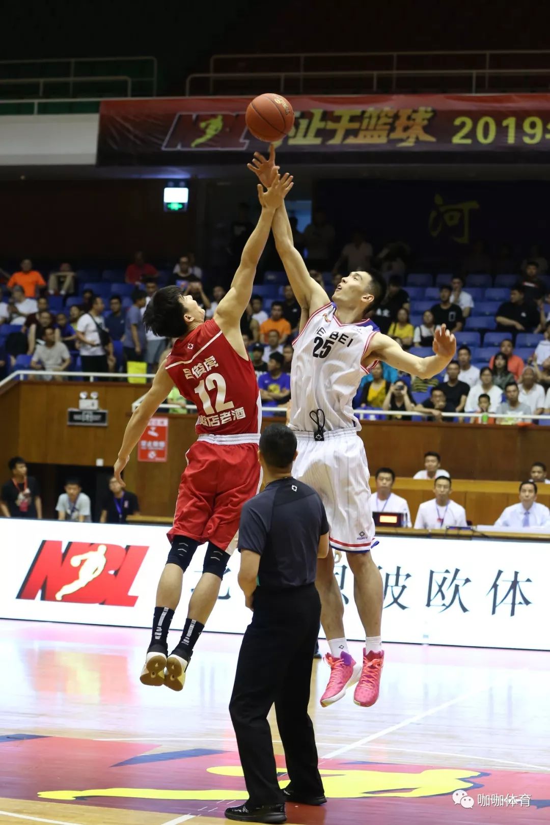 包含双方球队士气高昂，比赛流程十分激烈的词条