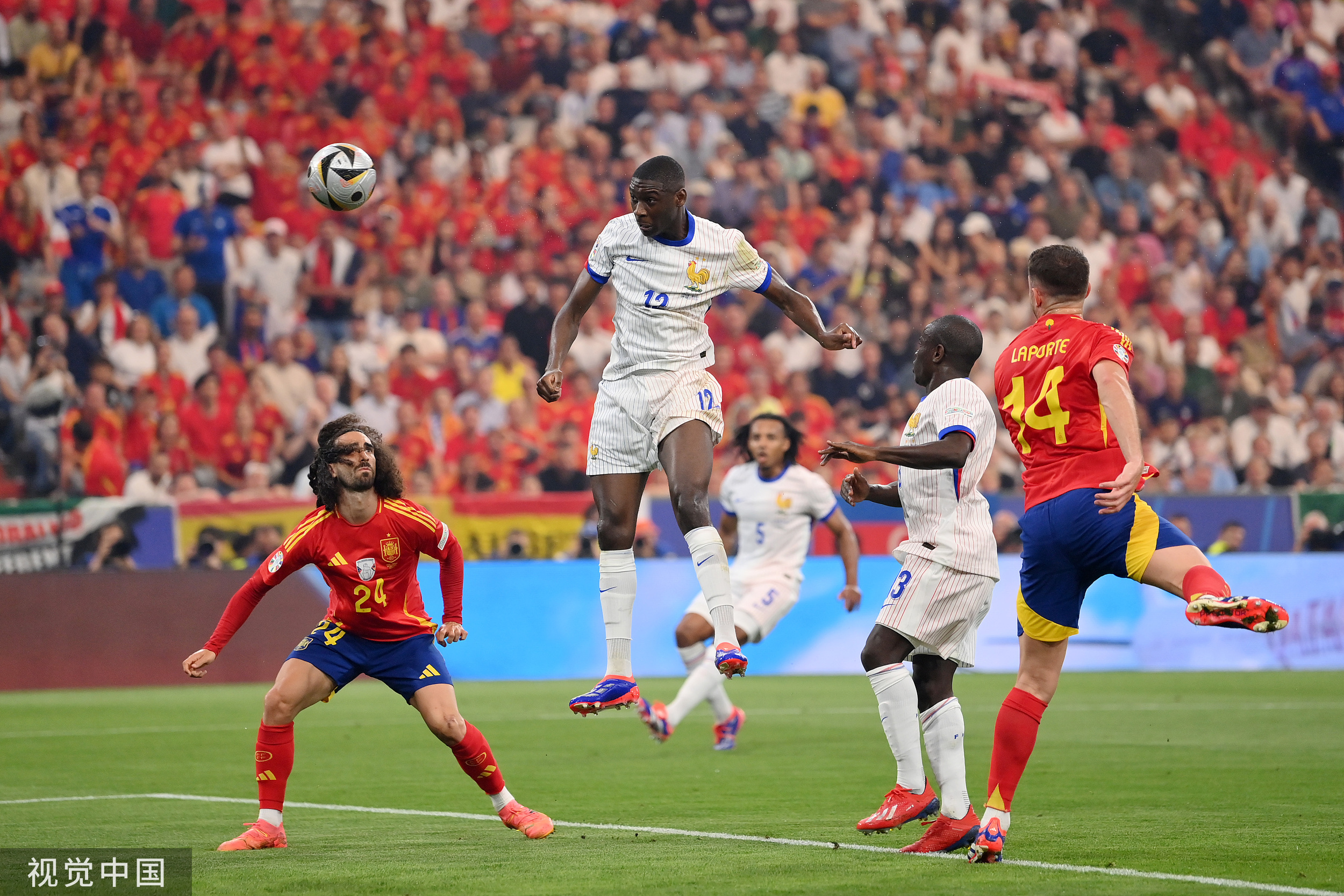 包含欧洲球队的比赛进程和球员状态备受关注的词条