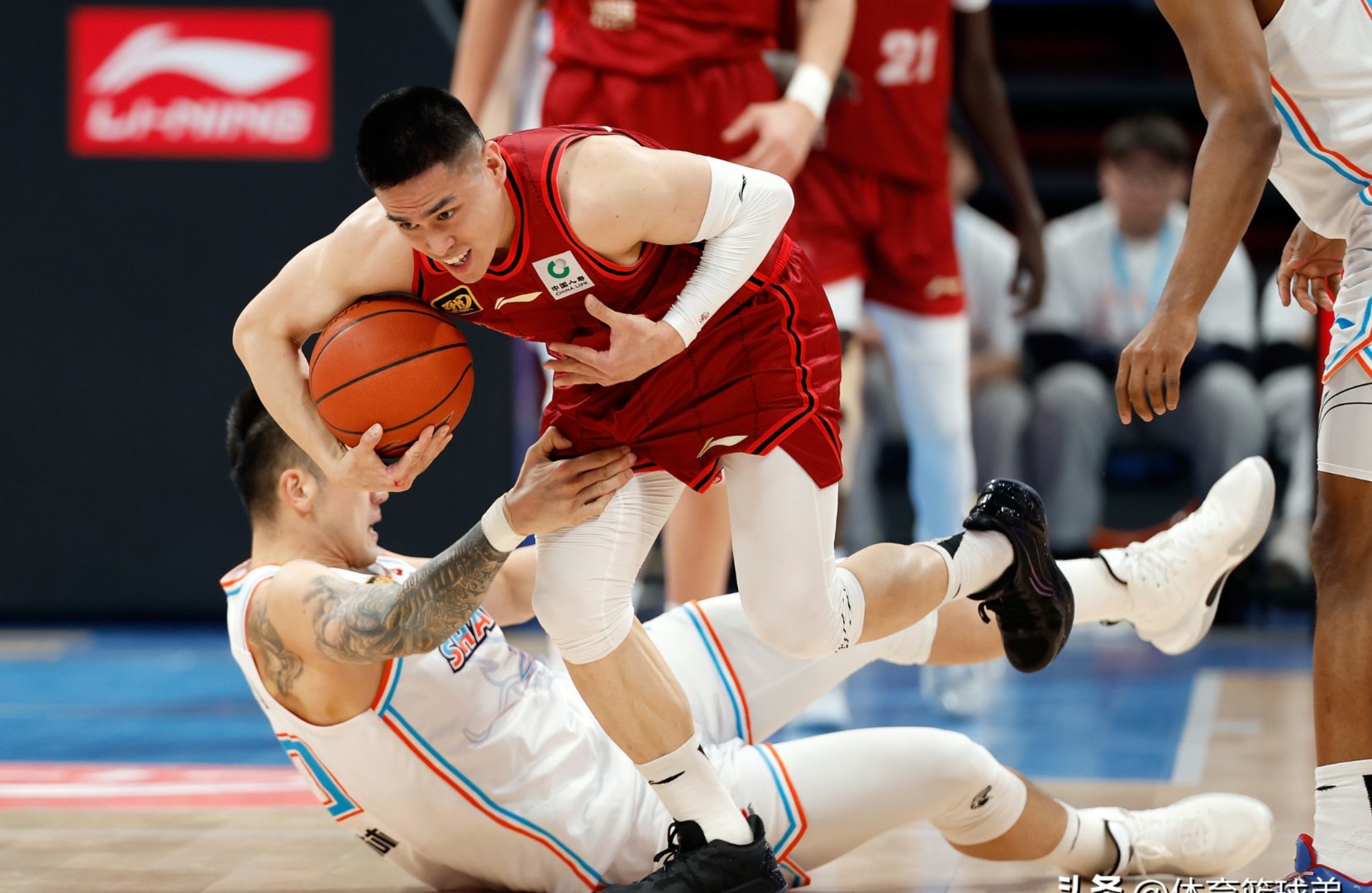 中后卫关键解围，助球队全线作战