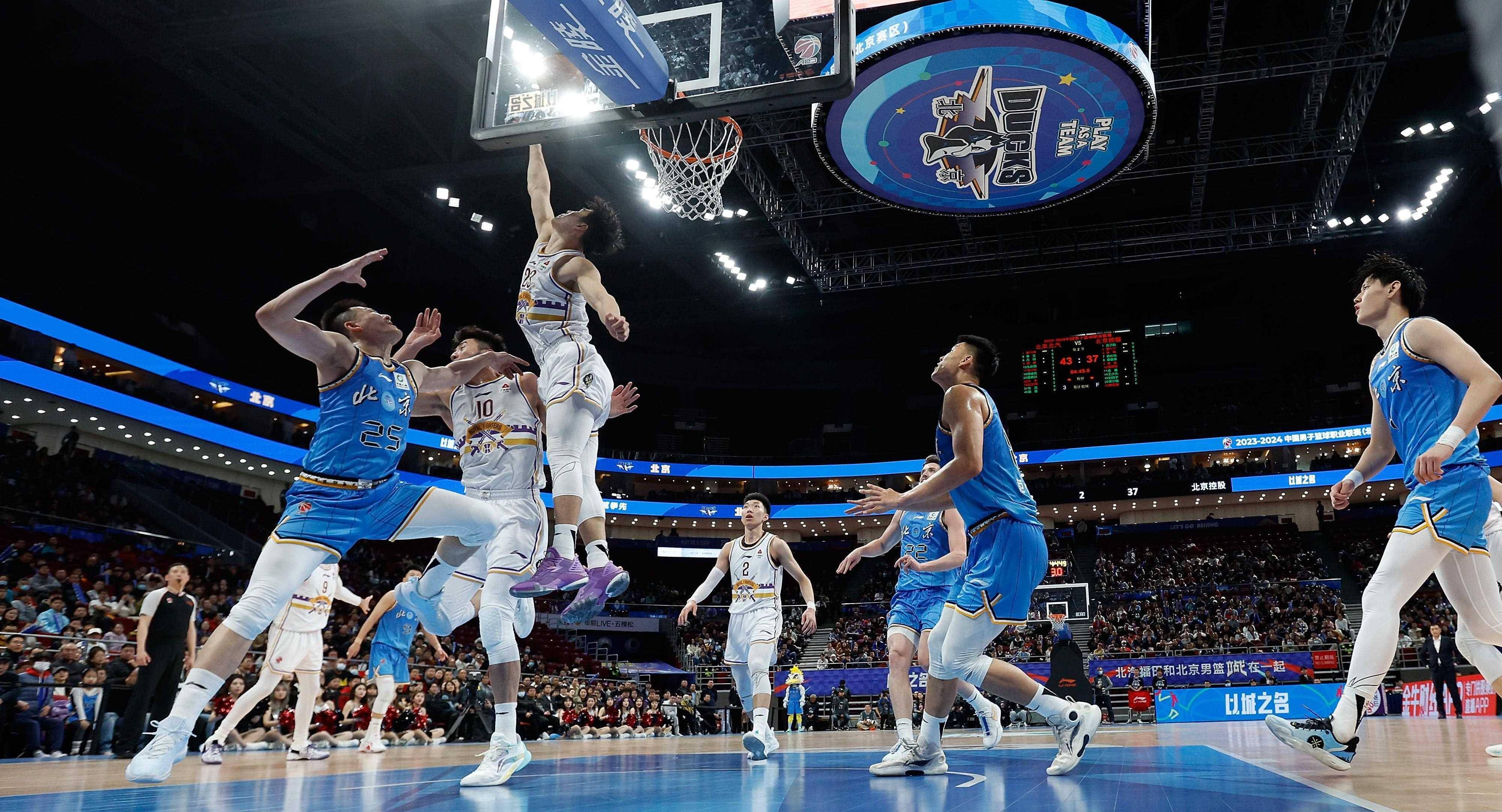 一场千载难逢的体育赛事上球员们全力拼搏的简单介绍