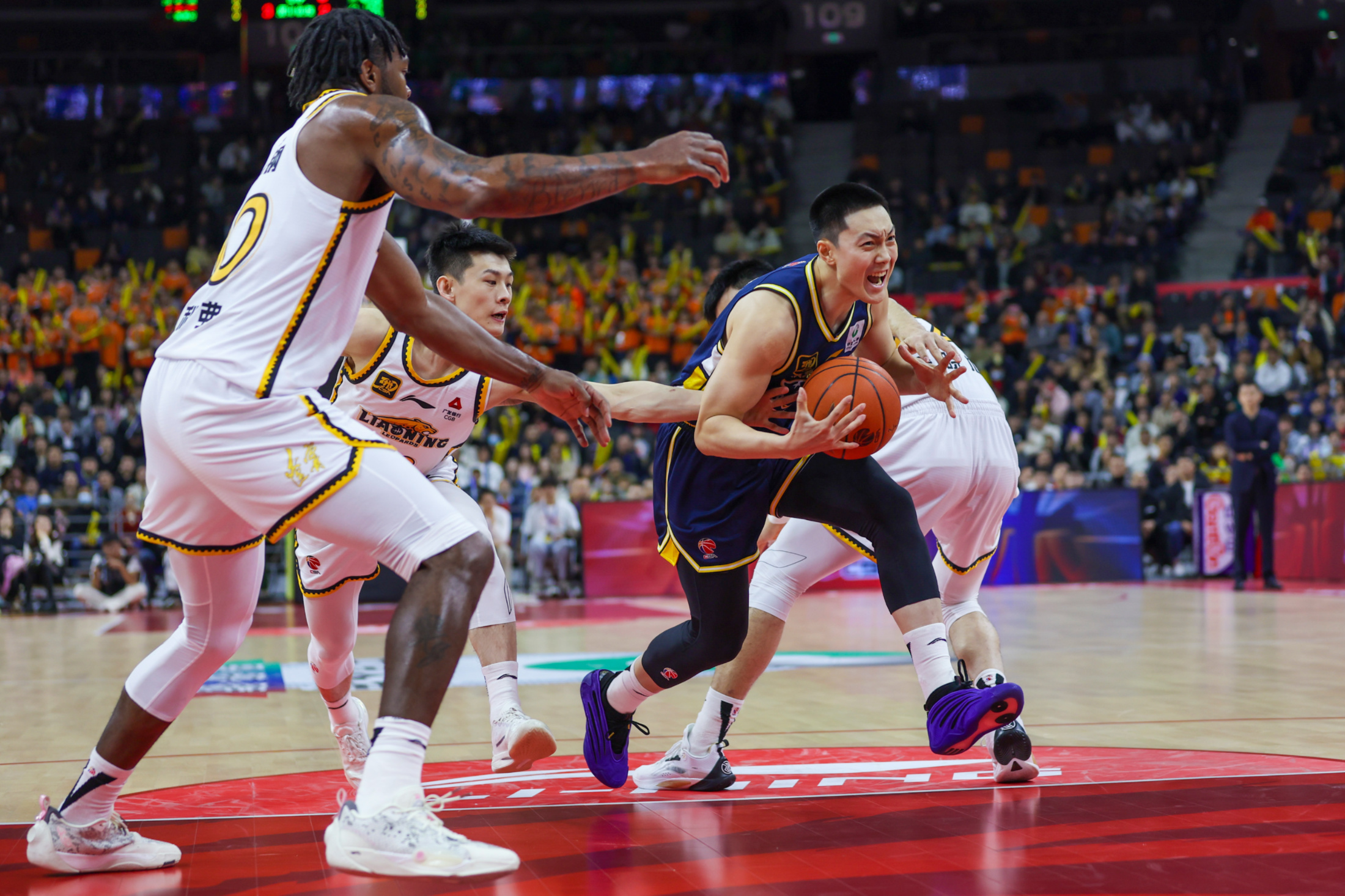 国际篮球赛事精彩开打，精英球星难解胜负