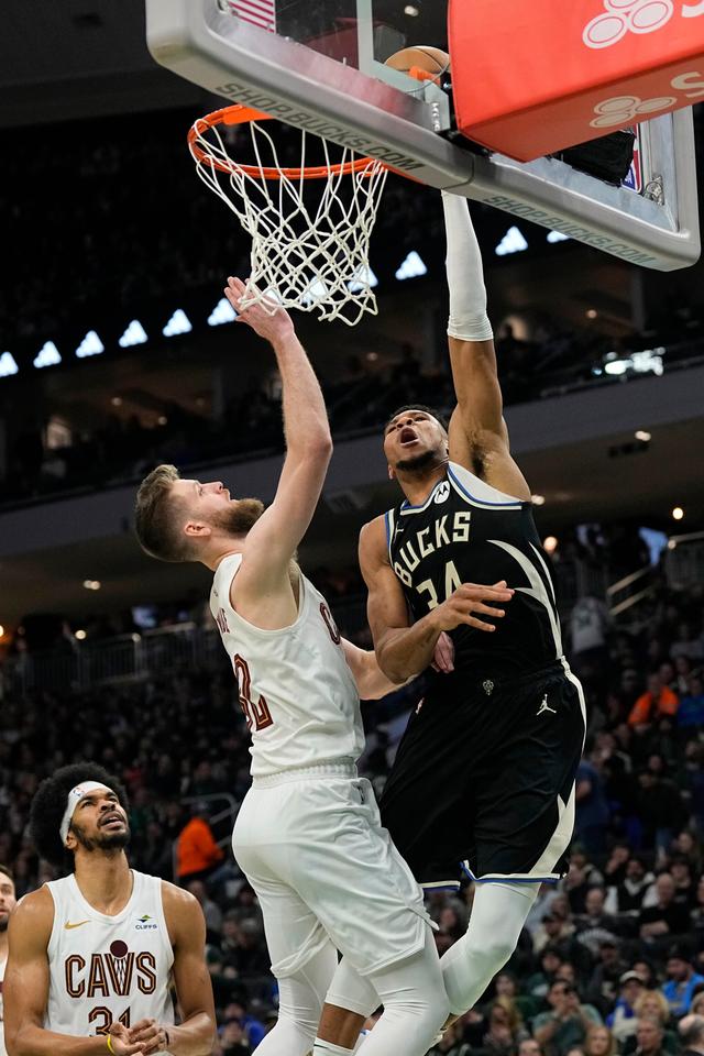 雄鹿横扫黄蜂,米切尔绝境逆转 雄鹿横扫黄蜂,米切尔绝境逆转