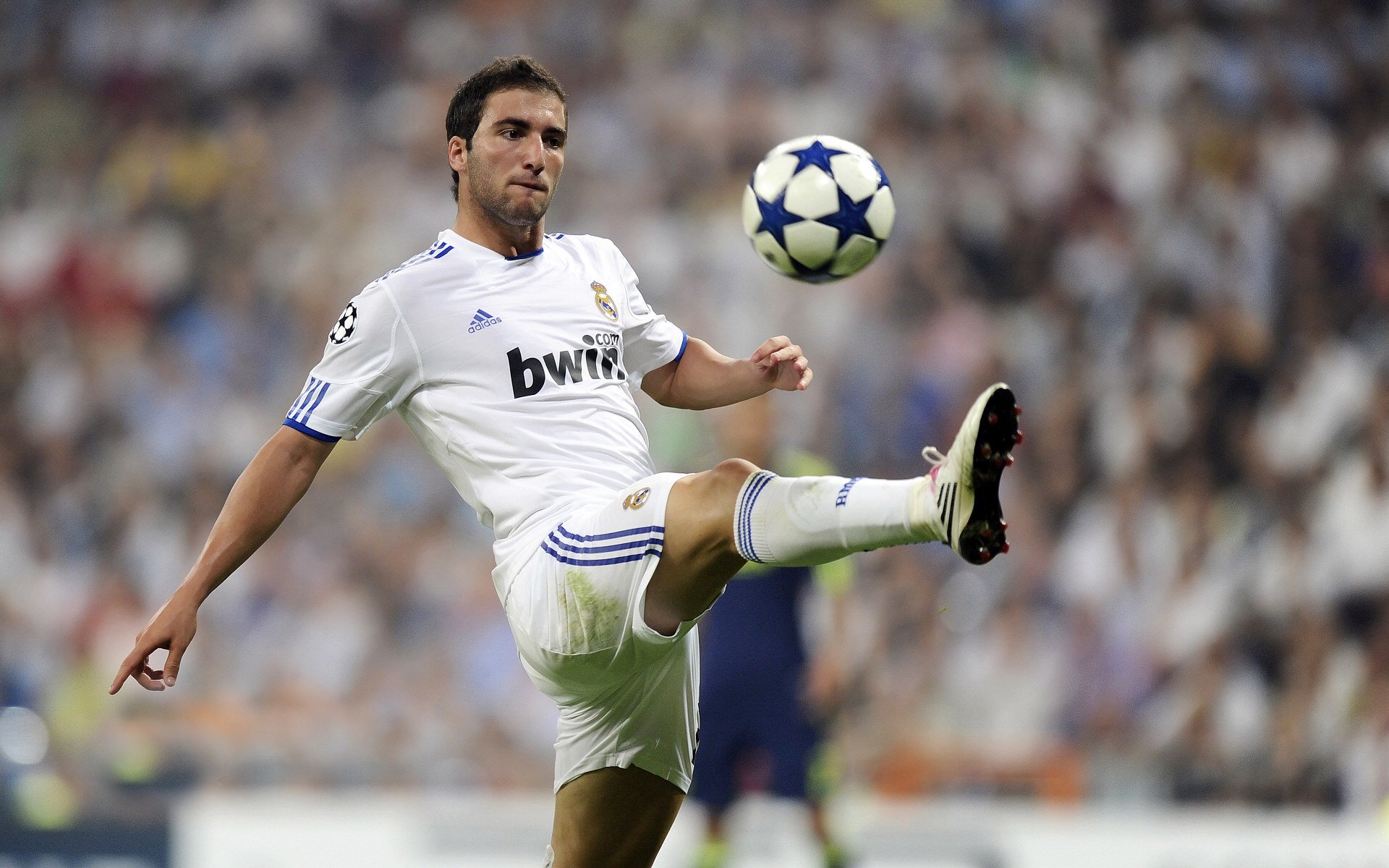 加勒比海风暴对决布列塔尼坚盾,本泽马一锤定音,书写跨大陆传奇